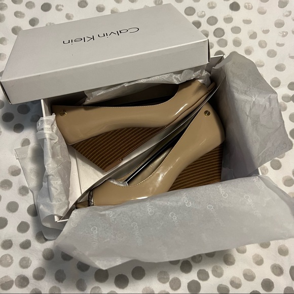 NWT Calvin Klein Shelley Patent Leather Nude Peep Toe Wedge Heels Size 6 - Picture 11 of 11
